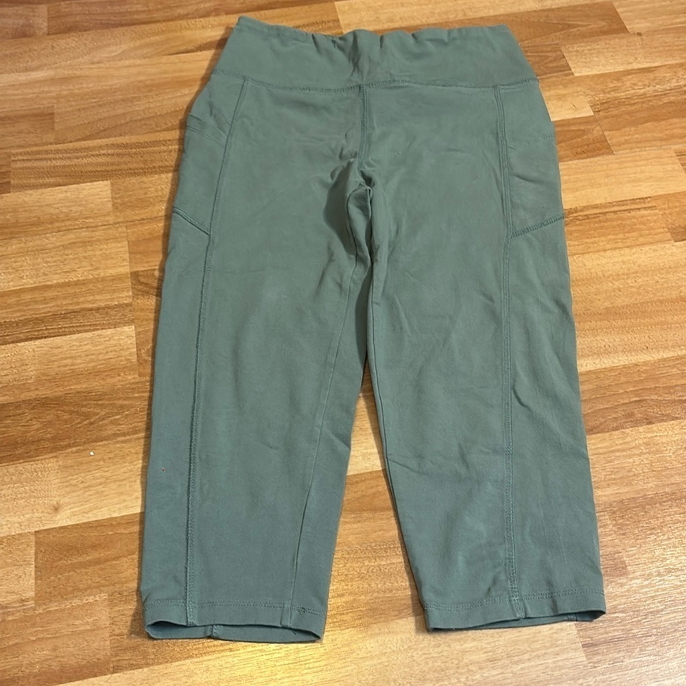 Vogo athletics Women’s leggings capris size medium. Green